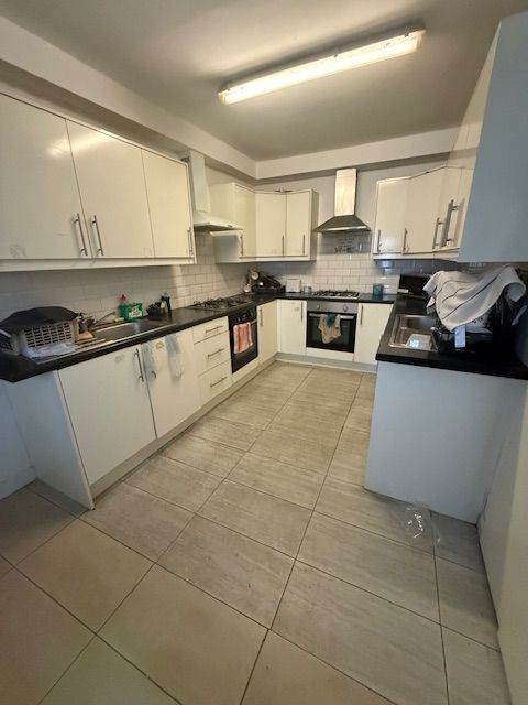 All Inclusive Double room, One person only,shared kitchen, close to West Tube station
