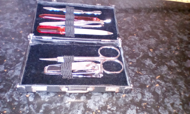 MANICURE SET IN MINI BREIFCASE+FRENCH POLISH SET