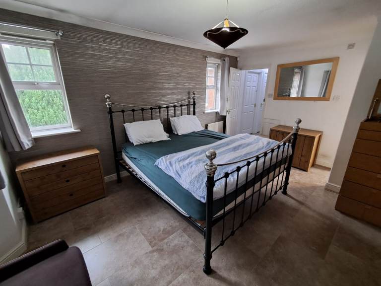 Double en-suite room in L9 Bills Inc