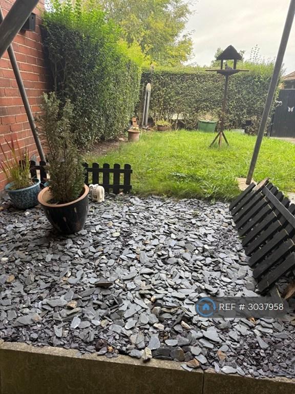 1 bedroom flat in Halton, Leeds, LS15 (1 bed) (#3037958)