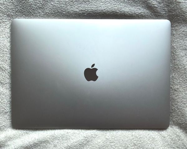 Apple MacBook Pro 15” (2018) | i7 6-Core | 16GB | 256GB | Radeon