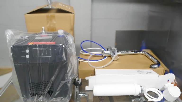 4 in 1 Instant Hot Water Boiling Kitchen Tap, Tank And Filter Chrome square tap