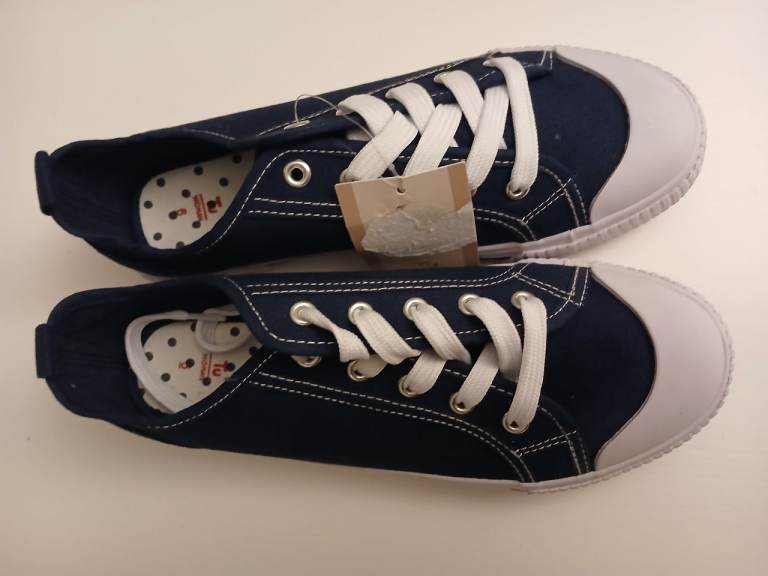 NEW - Canvas Shoes - Size 6