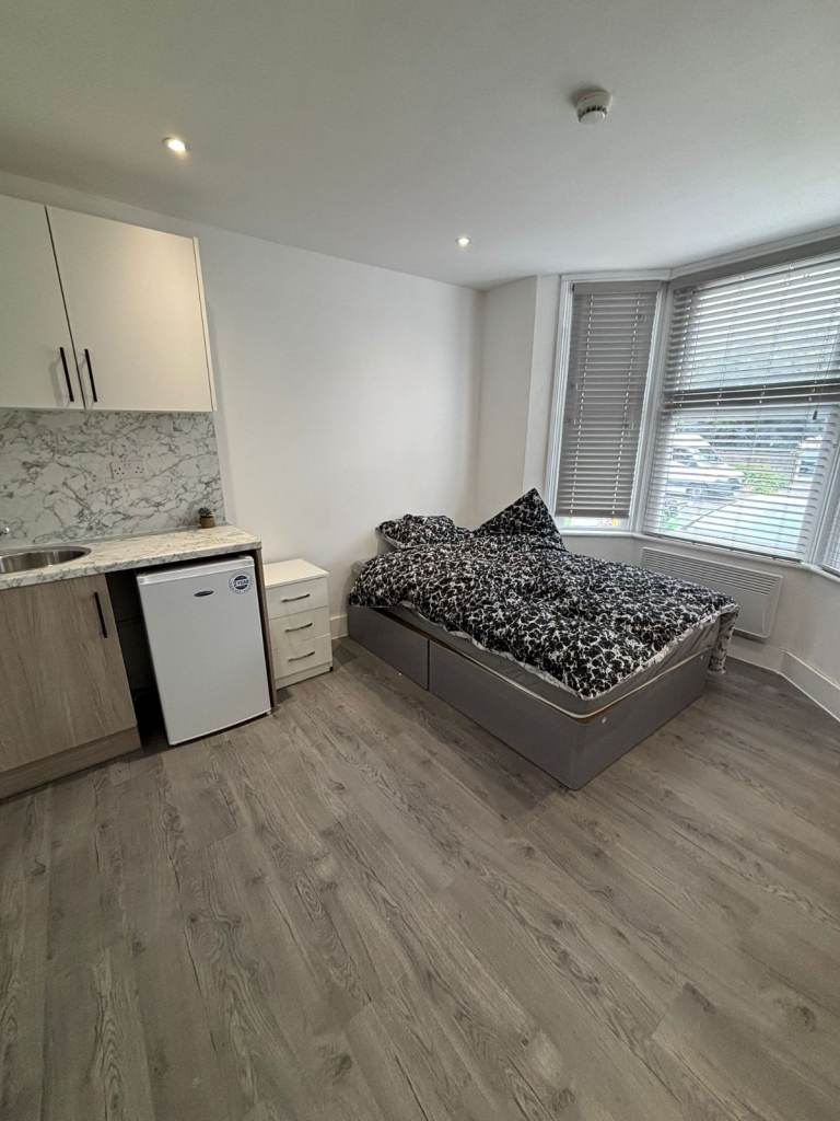 Caterham, SURREY - AVAILABLE NOW - NO DEPOSIT