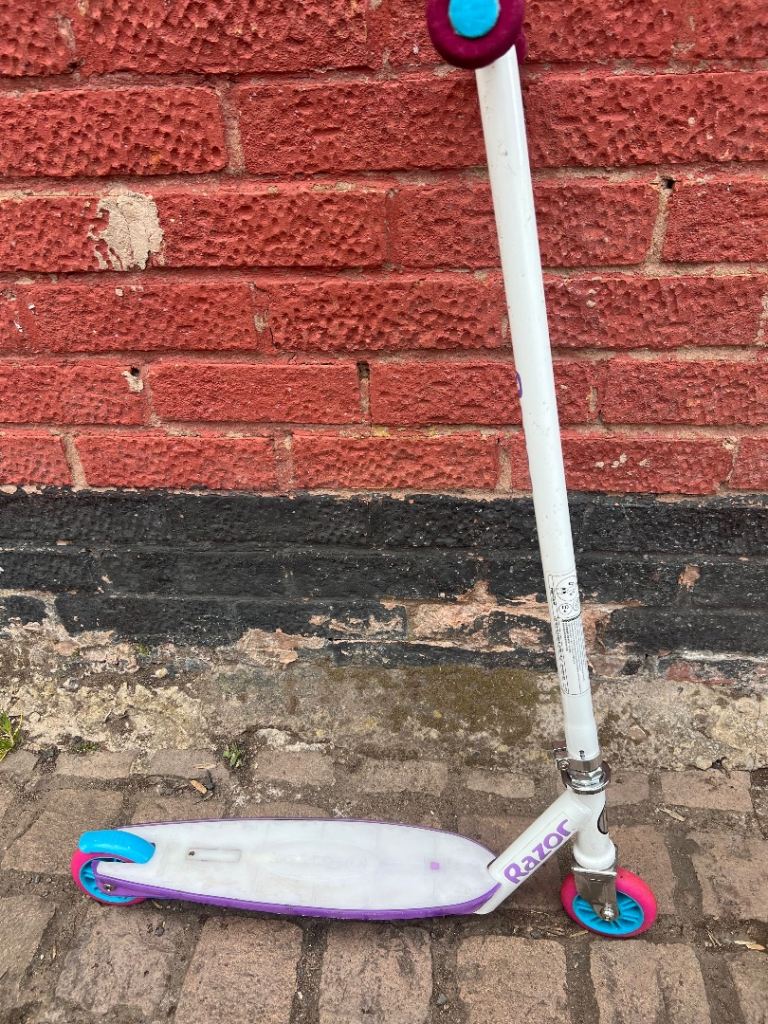 : Razor Kids Scooter – White/Purple/Pink 2-Wheel Scooter