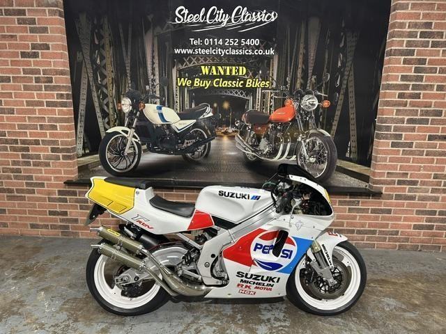 Suzuki RGV250 Pepsi