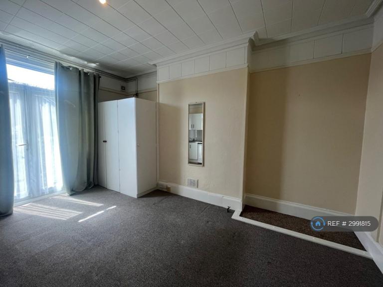Studio flat in Tonbridge Road, Maidstone, ME16 (#2991815)