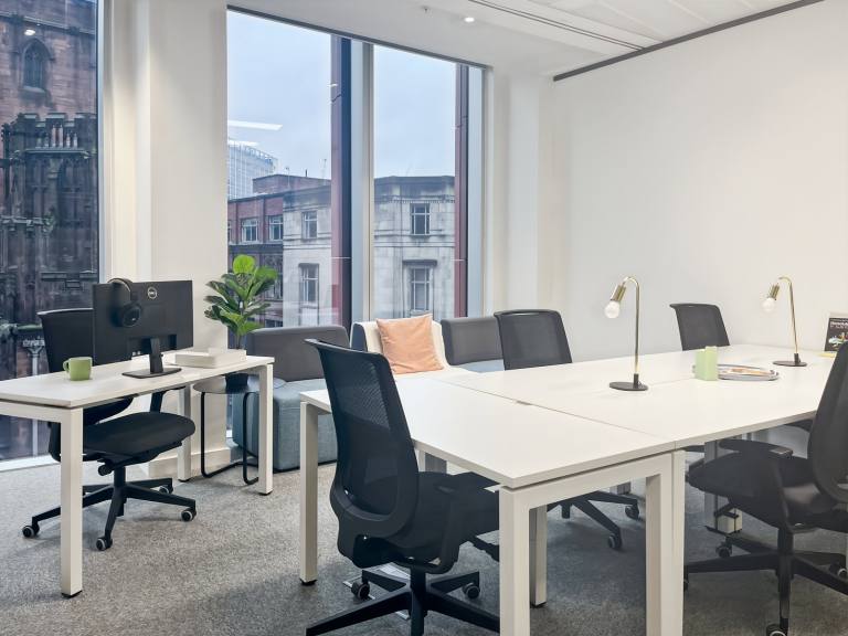 Manchester - M3 2BY \ Private Office with 4 Desks