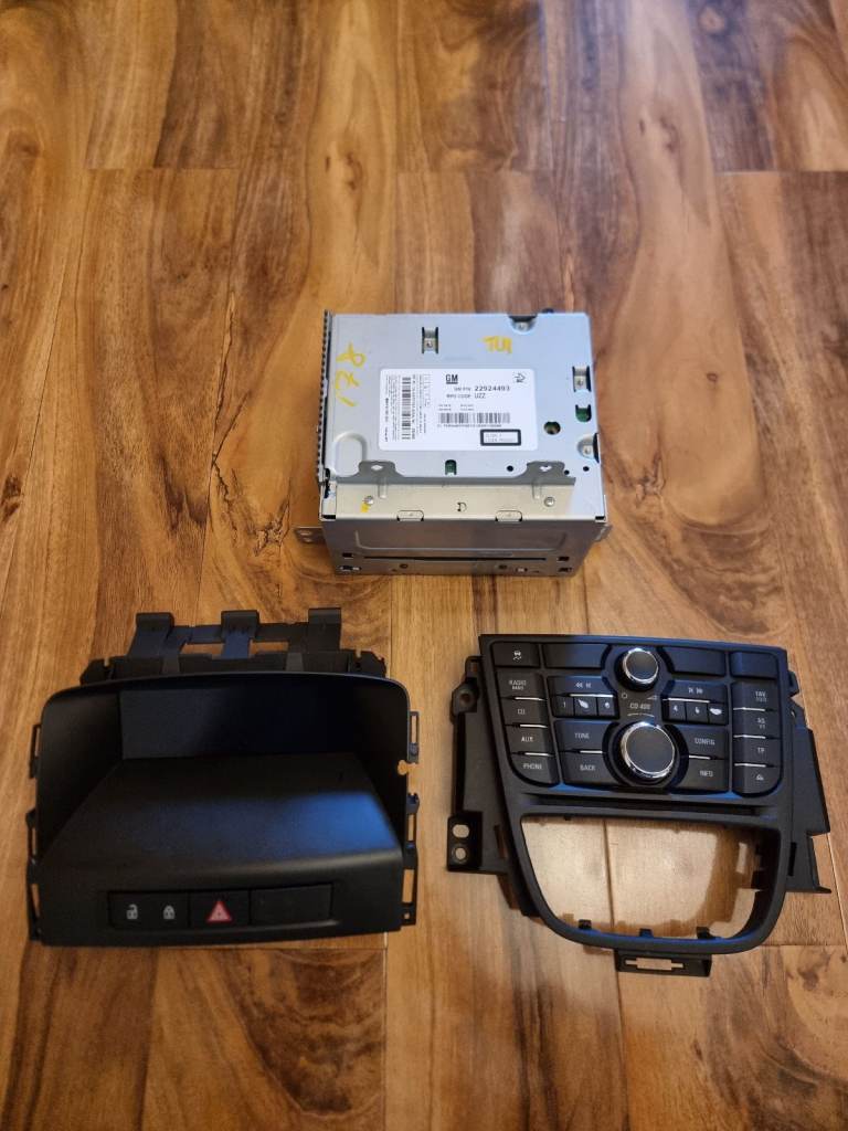 STEREO CD HEAD UNIT  Mk6  VAUXHALL ASTRA J  COMPLETE UNIT PN: 22924493 £20ono