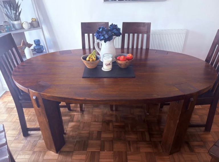 Wooden Oval Dining Table and 6 Chairs – Good Condition