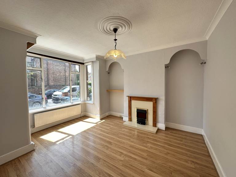 5 bedroom house in 5 Bedroom House, Elvendon Road, Bounds Green, London N13