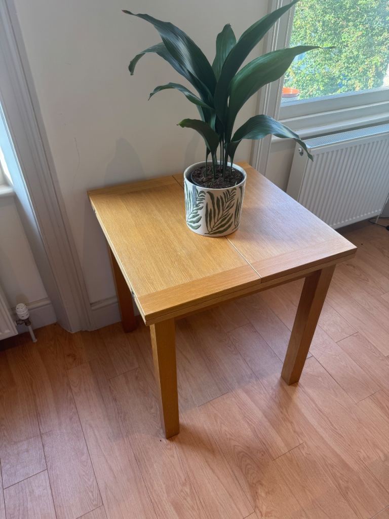 Wooden Extendable Dining Table – Good Condition
