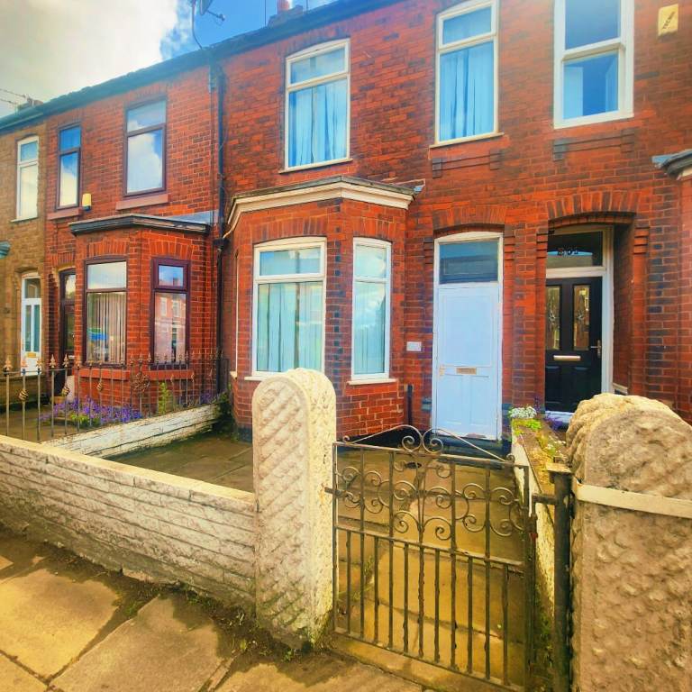 BARGAIN-ECCLES  2 BED UPSTAIRS, 1 DOWNSTAIRS,  AVAILABLE TODAY ,NO FEE