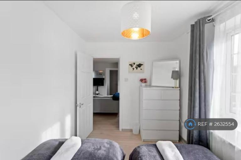 2 bedroom flat in Selby Close, London, E6 (2 bed) (#2632554)