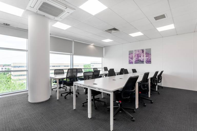 Milton Keynes - MK9 2UB \ Hot Desk in a Ready-to-Use Coworking Space