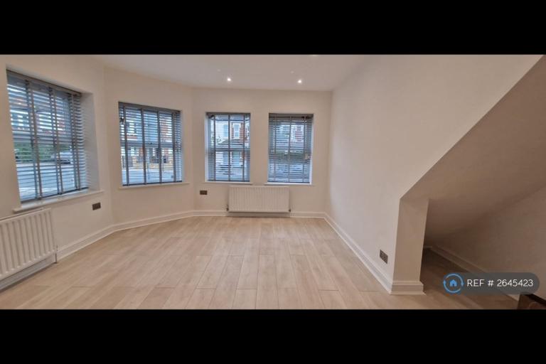 2 bedroom flat in Earlsfield Road, London, SW18 (2 bed) (#2645423)