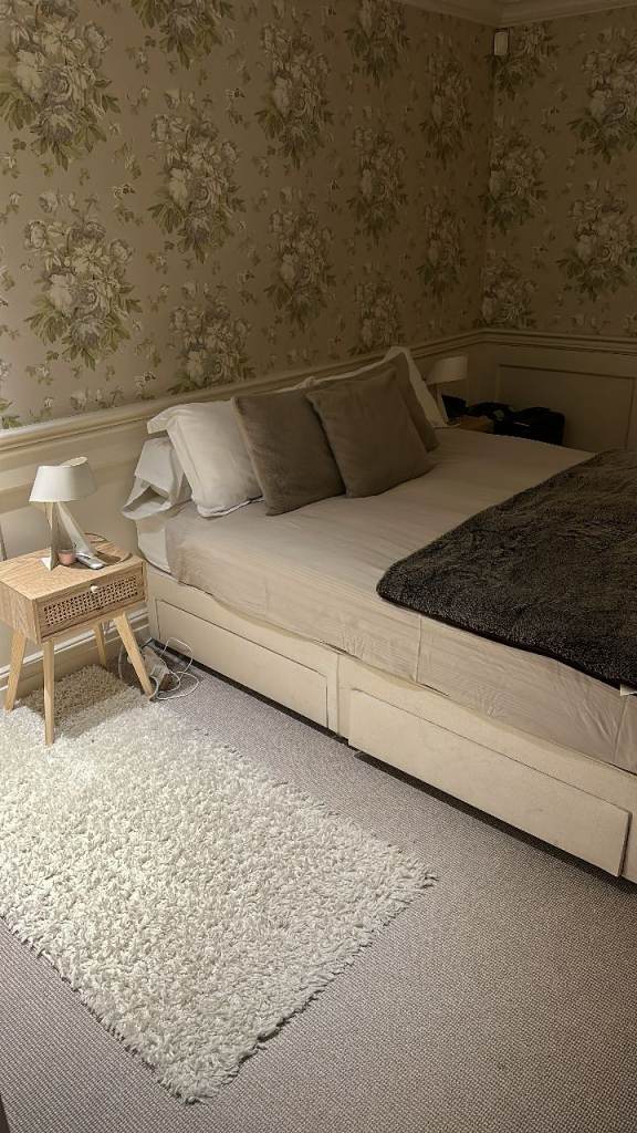 Double Bed (140 x 200 cm) with 4 Storage Drawers – Very Good Condition