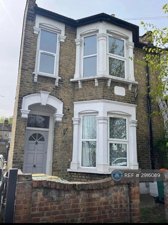 2 bedroom flat in Manor Park, London, E12 (2 bed) (#2916089)