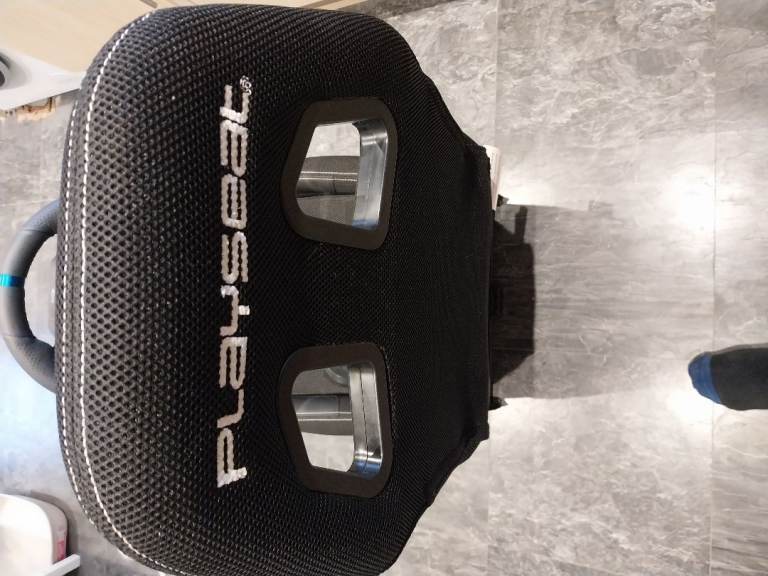 Logitech G923 Xbox/PC  Steering Wheel with Pedals and Gear Shifter And Play Seat