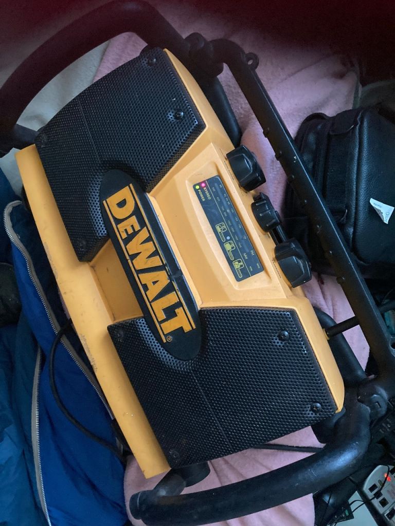 DEWALT Heavy Duty JOB SITE STEREO RADIO 240v FM /MW Radio Fully Working + Battery 