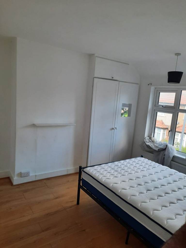 Double room and box available Uxbridge 
