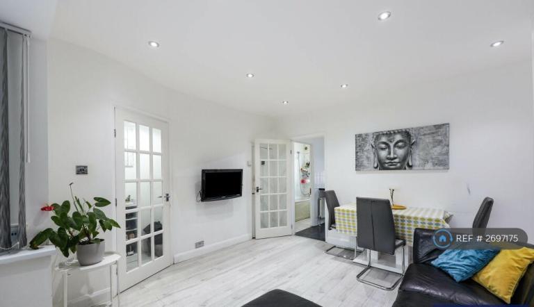 3 bedroom house in Lynhurst Road, Uxbridge, UB10 (3 bed) (#2697175)