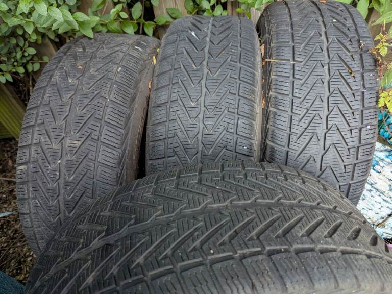 4 FORD GALAXY S-MAX WINTER TYRES PCD 5X108 ON STEEL RIMS. 215/60/R16 SNOW TYRES + LOADS OF TREAD ON