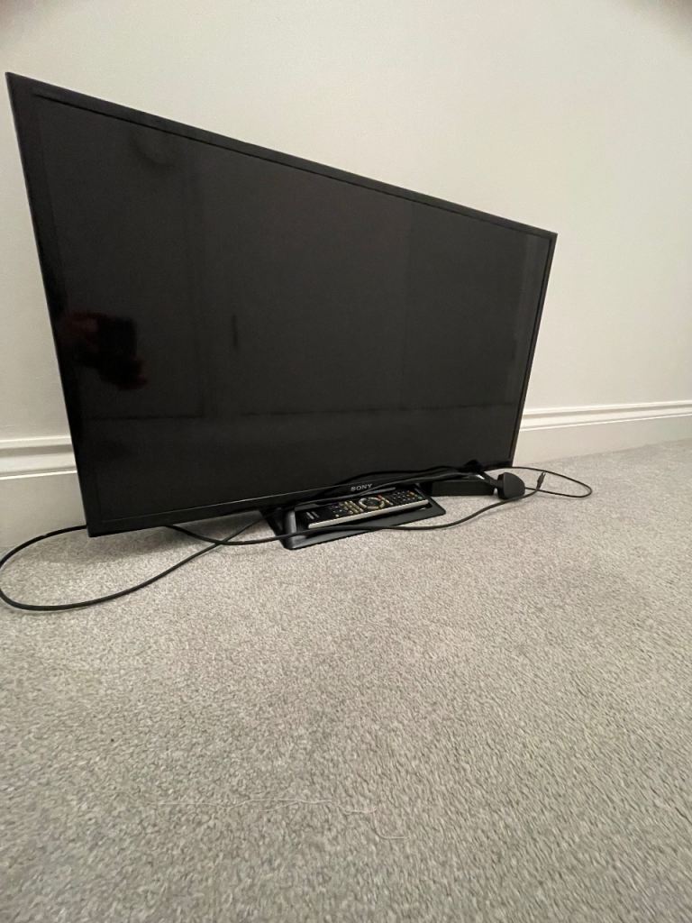 Sony tv screen with remote control and power cable 
