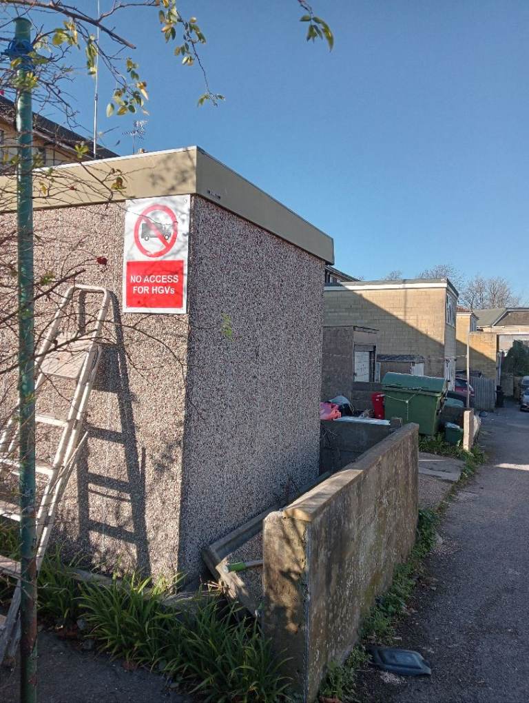 Free concrete shed with metal door BA2