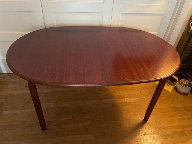 Solid wood dining table, mahogany colour, very good condition