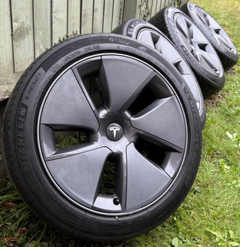 Tesla Model 3 18 inch Alloy Wheels 5 x 114.3 Genuine 104426100A Aero Hub Caps 1044261-00-A Michelin