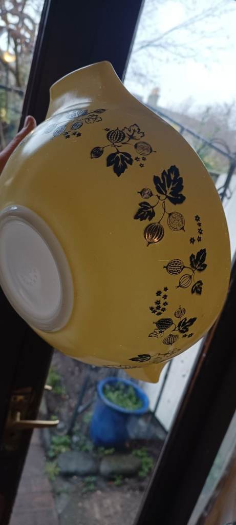 Vintage Pyrex Cinderella Gooseberry bowl yellow bowl 