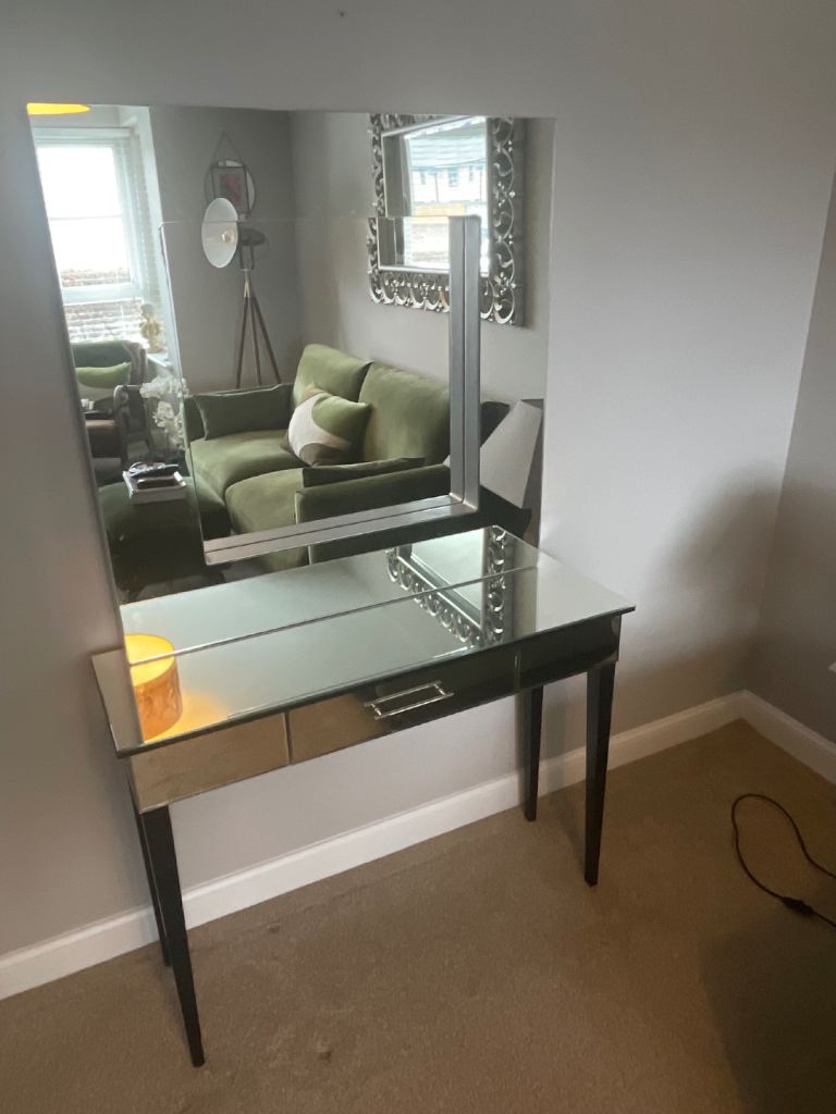 Mirror and desk for hall or small salon nail bar 