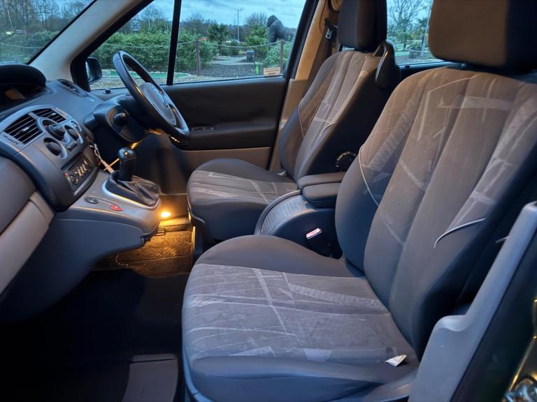 2005 Renault Megane 1.6 VVT Dynamique 5dr Auto MPV PETROL Automatic