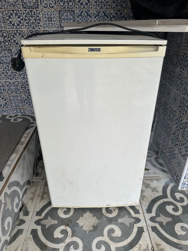 Undercounter freezer 