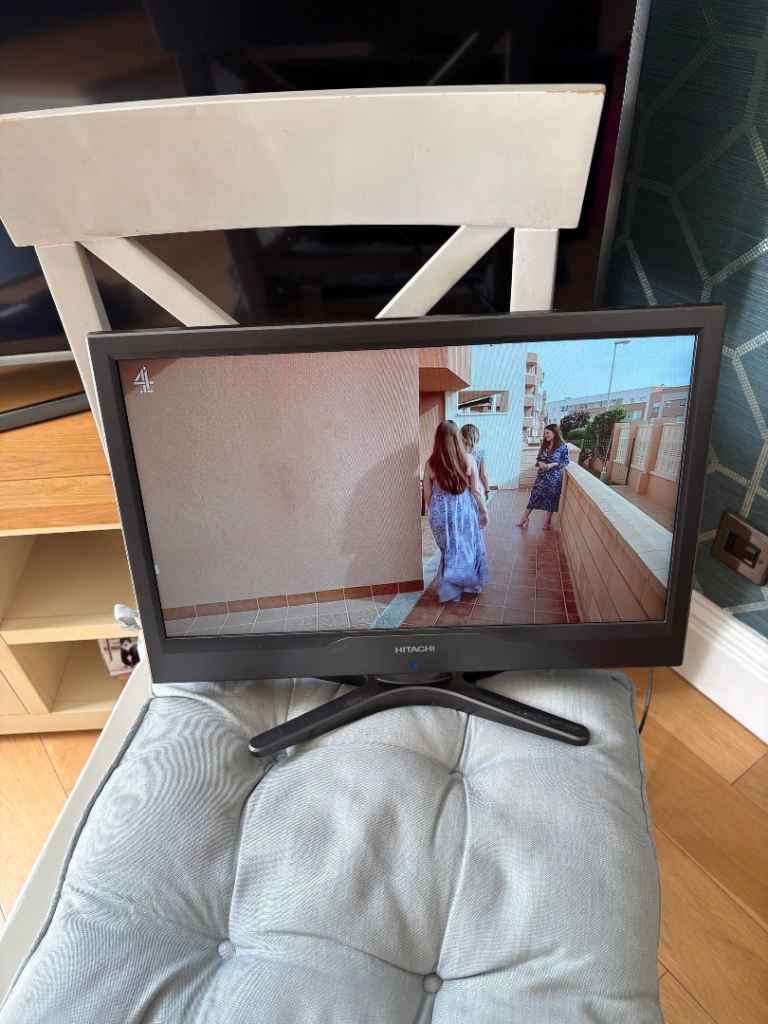 Hitachi Flat Screen TV – Good Condition, Black