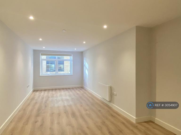 2 bedroom flat in Christchurch Road, Bournemouth, BH1 (2 bed) (#3054907)