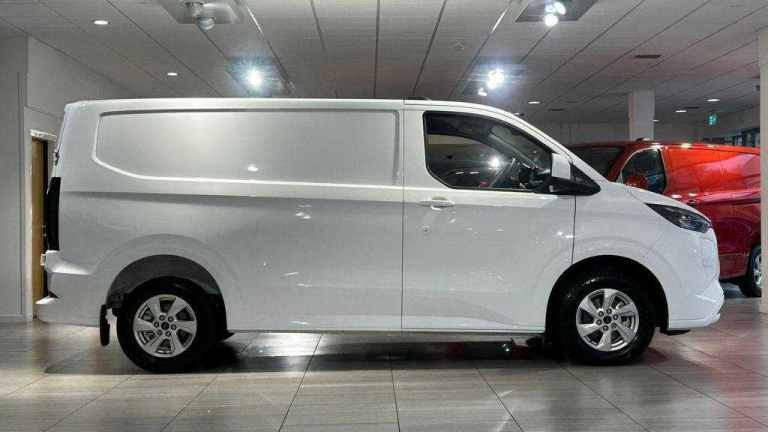  Ford Transit Custom 2.5 PHEV 232ps H1 Van Limited Auto Van Plug-In Hy Automatic