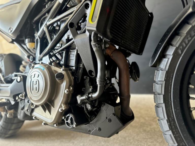 STUNNING ONE OWNER 2023/23 HUSQVARNA SVARTPILEN 401 MOTORYCYCLE