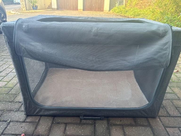 Dog travel crate 
