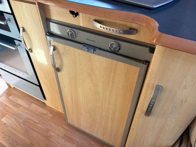 SOLD PENDING COLLECTION-2005 Sterling Eccles Sapphire 5 Berth