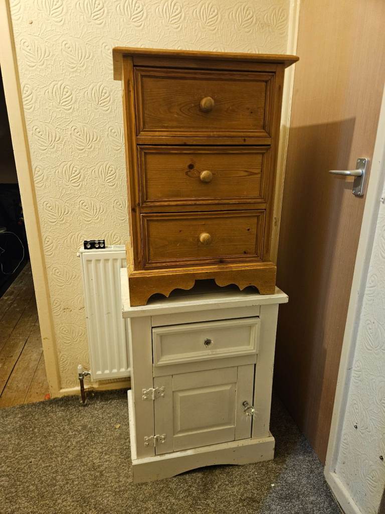 image for £20 ono 2 bedside cabinets 