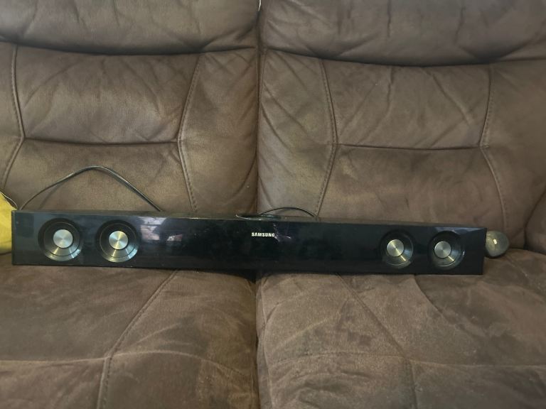 This is a Samsung HW-E350 2.1 Channel Soundbar
