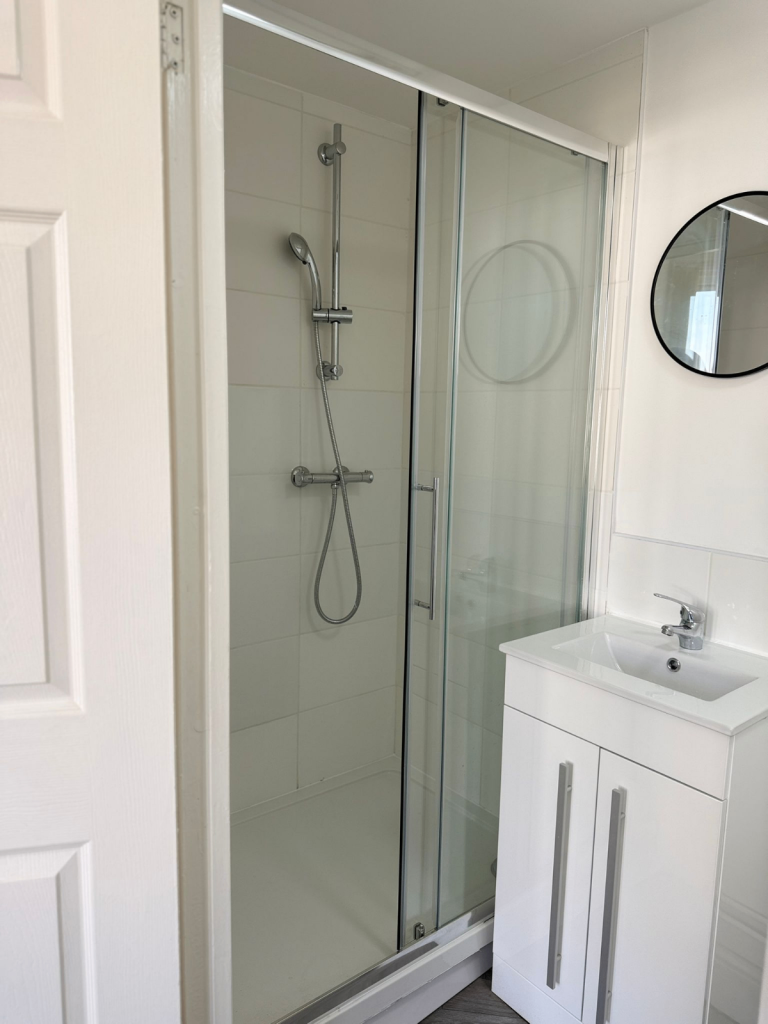Spacious & Cosy Ensuite Room for Rent in - WV3 9NE