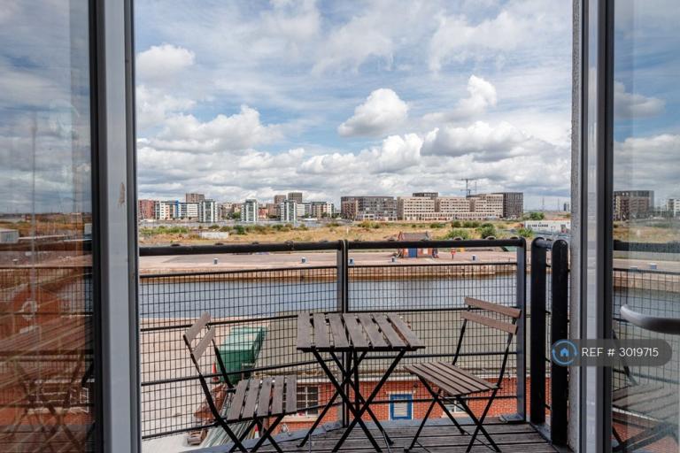 3 bedroom flat in Felixstowe Court, London, E16 (3 bed) (#3019715)