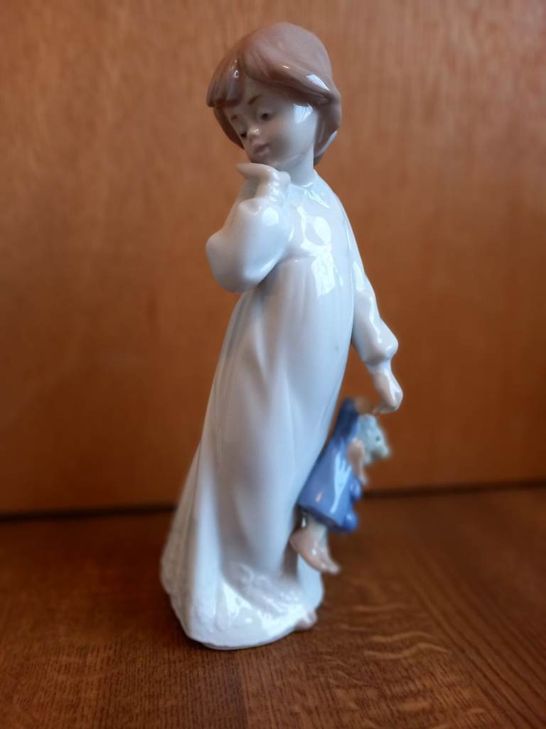 LLADRO - GIRL WITH RAG DOLL