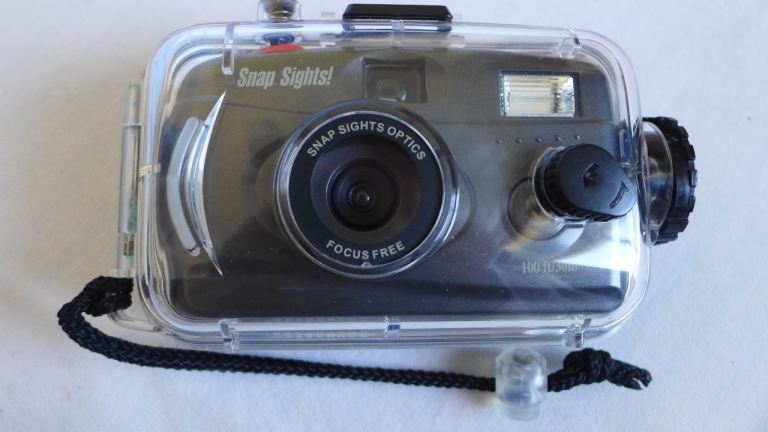 FUN NOVELTY UNDERWATER FILM CAMERA WITH WATERPROOF HOUSING. AS NEW. HAS NEVER BEEN USED, SEE PHOTOS.