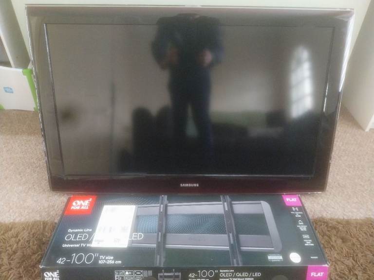 Samsung tv and wall bracket 