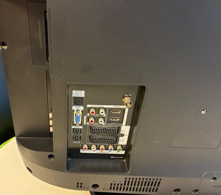  Samsung LE32A456C2D 32" 720p HD LCD Television