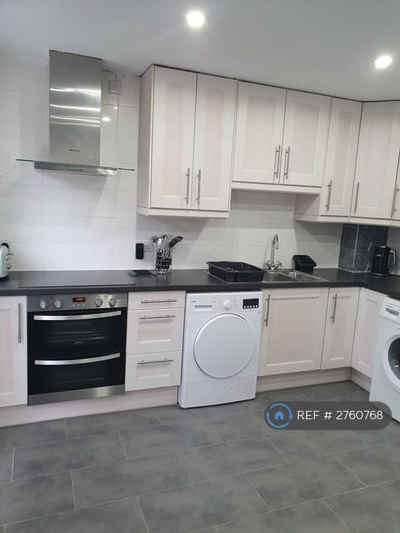 1 bedroom in Larwood Place, Oldbrook, Milton Keynes, MK6 (#2760768)